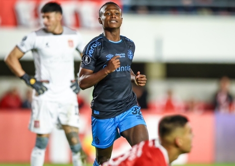 Grêmio supera expulsão e vence Estudiantes na Libertadores