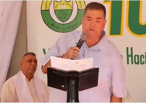 Prefeito fica sem as calças durante discurso; vídeo