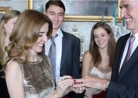 Deborah Evelyn posta foto com marido, que morreu em 2023, e famosos cometem gafe