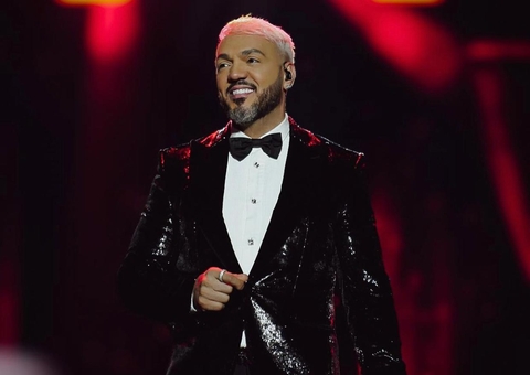 Belo revela que não está solteiro durante Domingão do Huck