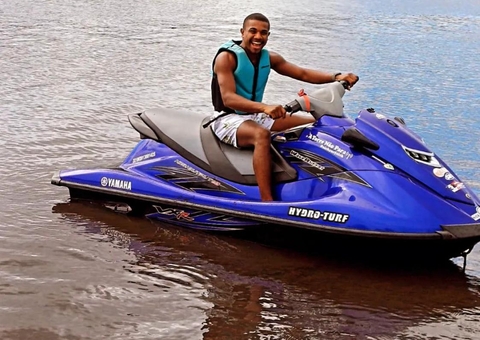 Campeão do BBB 24, Davi curte fim de semana na Ponta Negra em Manaus