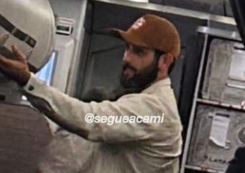 Ex-BBB Matteus é flagrado em avião com destino a Manaus