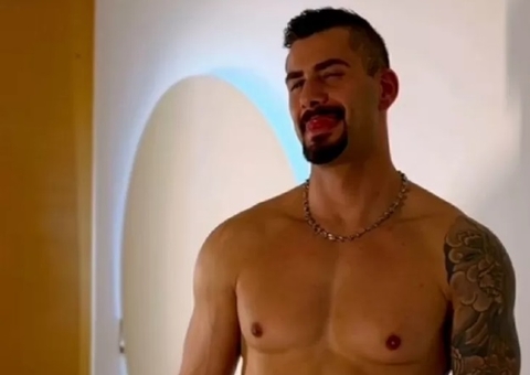 Ex-BBB Nizam posa seminu para plataforma de conteúdo adulto