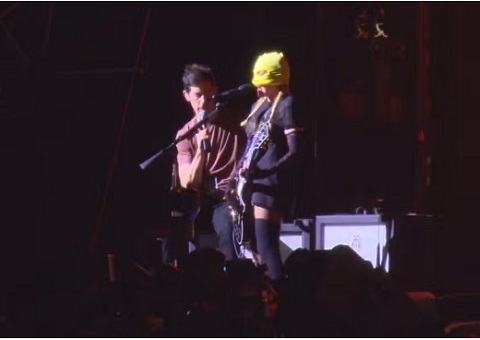 Madonna faz nova aparição mascarada e interage com o público em português