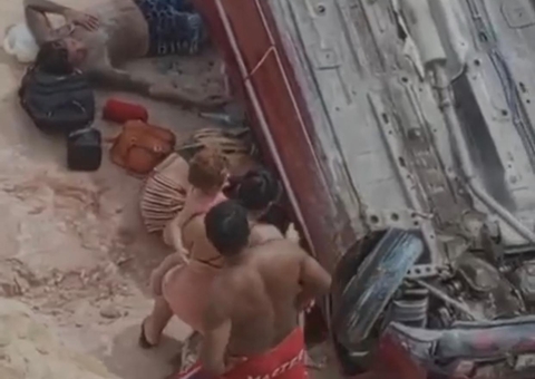 Motorista perde controle e carro despenca de barranco no Brasileirinho