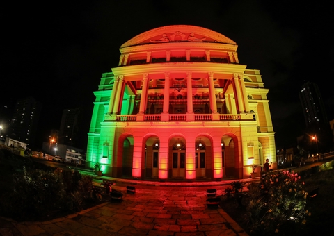 Teatro Amazonas é iluminado com cores da bandeira do Rio Grande do Sul