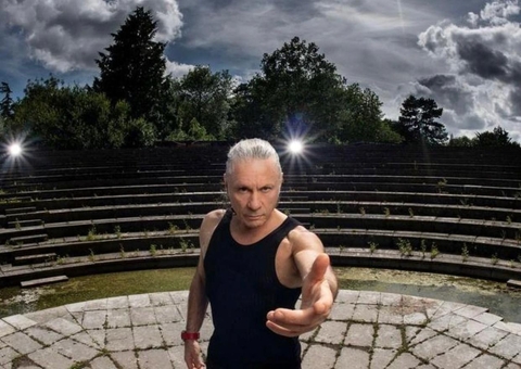Vocalista do Iron Maiden, Bruce Dickinson confunde Madonna com Maradona