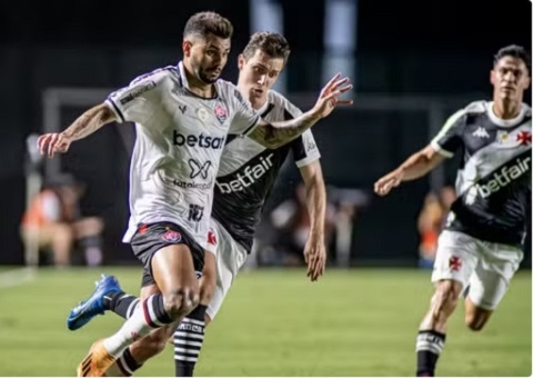 Vasco vence Vitória e deixa a zona de rebaixamento do Brasileirão