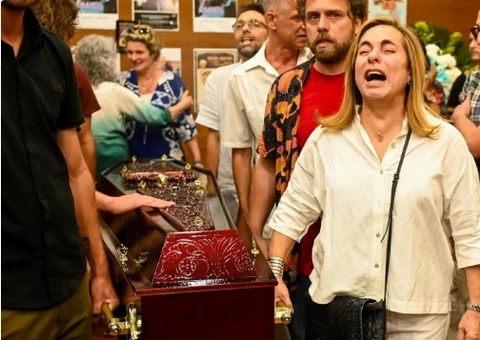 Cissa Guimarães carrega caixão do ex-marido, Paulo César Pereio