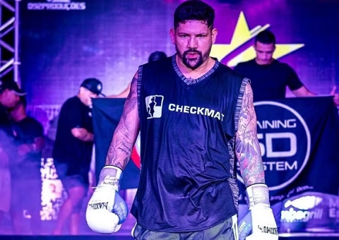 Lutador de MMA suspeito de agredir cantora é procurado pela polícia em Manaus