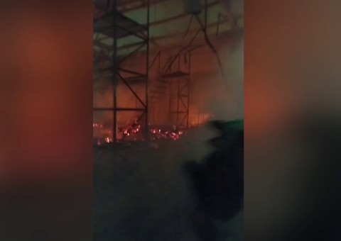 Loja de vidros pega fogo em Porto Alegre