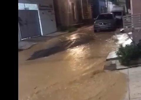 Adutora rompe e casas são inundadas por lama no Santa Luzia; vídeo