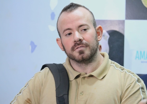 Advogado mostra ferimentos causados pelo uso de Potenay nas pernas de Hatus Silveira 