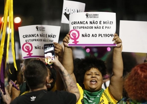 Manifestantes vão às ruas contra PL que equipara aborto a homicídio