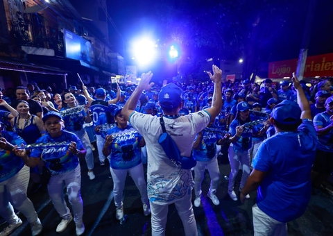 'Boi de Rua' arrasta multidão do Caprichoso pelas ruas de Parintins