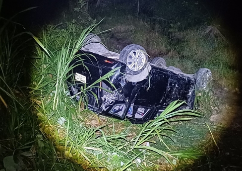 Carro capota e motorista é 'cuspido' durante acidente na Avenida das Flores