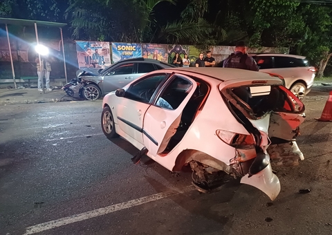 Acidente entre carros deixa 5 pessoas feridas na Ponta Negra; duas crianças estão em estado grave