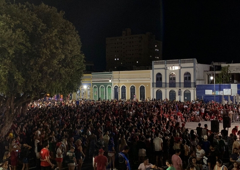 Multidão assiste última noite do Festival de Parintins no Largo São Sebastião