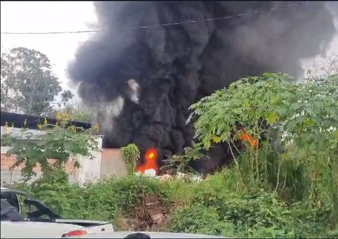 Galpão de fábrica de isopor pega fogo e assusta moradores no Tarumã; vídeos