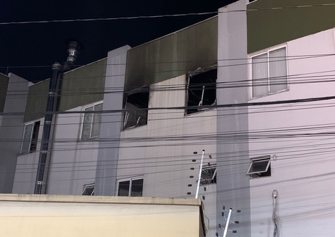 Funcionários de supermercado ajudam a combater incêndio no Pátio Manaus
