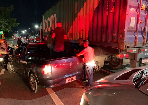 Motociclista de app e passageira são imprensados entre carro e carreta na Avenida das Torres
