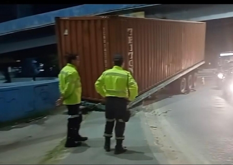 Container se desprende de carreta na rotatória do São José