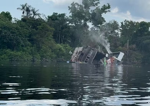 Idosa de 70 anos é 4ª vítima morta após incêndio em barco no Amazonas