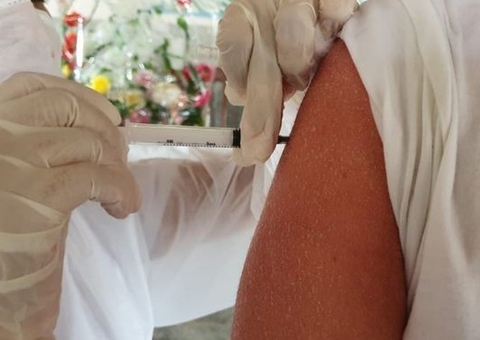 Jovens de 20 anos se vacinam contra Covid-19 em São Luís do Maranhão 