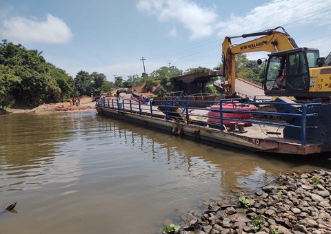 Balsa que fará travessia de pessoas pode ser liberada neste sábado na ponte que desabou na BR-319
