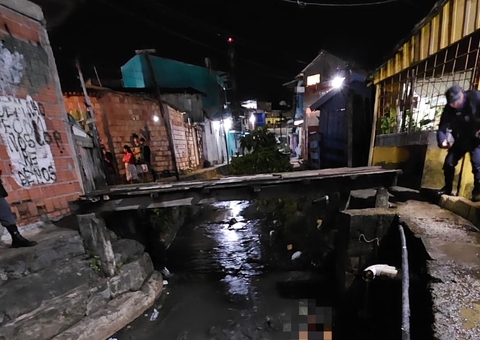 Nu e sem cabeça, "Olhão" é encontrado boiando em igarapé de Manaus 