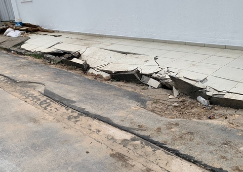 Obra da Águas de Manaus causa afundamento de calçadas e ameaça casas no Japiim