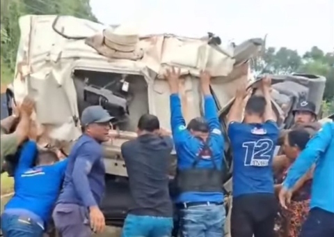 Motorista fica preso às ferragens após acidente com caminhão na AM-010