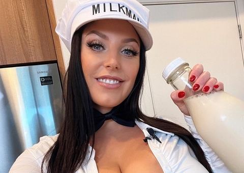 Atriz pornô Angela White dá palestra sobre cinema em universidade