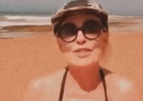 Aos 72, Ana Maria Braga exibe corpinho de biquíni na praia 