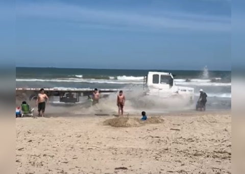 Vídeo mostra desespero de banhistas após caminhão invadir praia