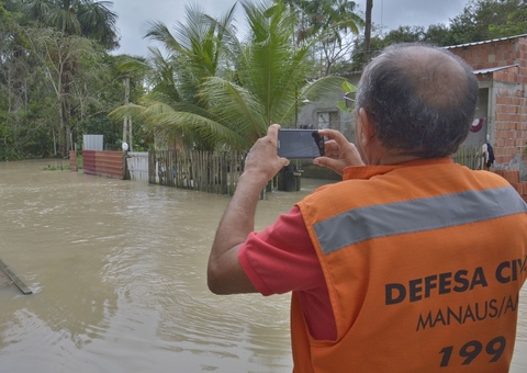 Temporal alaga ruas e casas e deixa moradores desesperados em Manaus