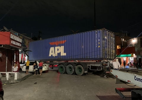Avenida Rodrigo Otávio continua interditada após acidente com carreta em Manaus