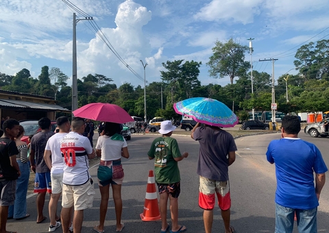 Curiosos se aglomeram para tentar ver Joe Biden saindo do Musa