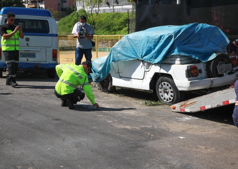 Veículos abandonados são retirados das ruas de Manaus