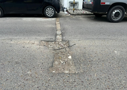 Buraco da Águas de Manaus, aberto há três meses, causa acidentes no Coroado; vídeo
