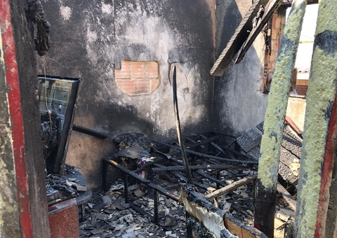 Curto em ar-condicionado causa incêndio em casa de Manaus