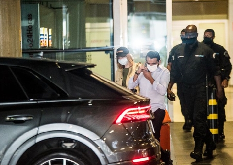 Marina Ruy Barbosa é clicada em aeroporto após suposta viagem romântica