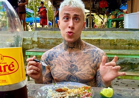 MC Daniel abre álbum de fotos no Amazonas; ‘comer peixe com a mão’