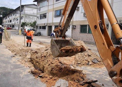 Obra emergencial recupera rede de drenagem na Constantino Nery em Manaus