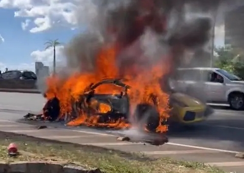 Lamborghini de R$ 1 milhão é consumida por fogo; vídeo