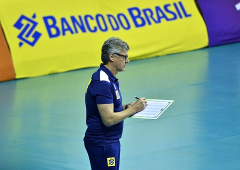 Técnico da seleção brasileira de vôlei é intubado para tratar Covid-19