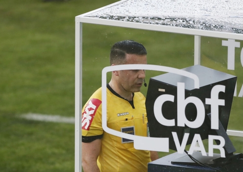 Ex-árbitros criticam juiz do Fla-Flu por dependência do VAR em polêmicas