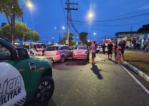 Criminosos atropelam pedestre e colidem com carros em Manaus