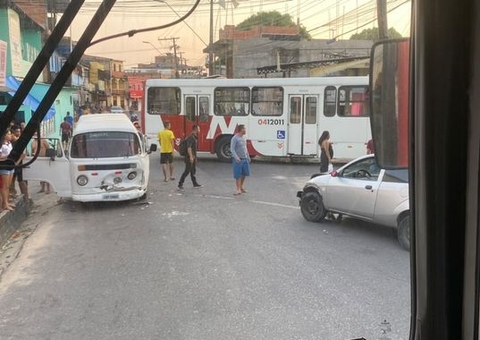 Acidente com carros deixa motorista ferido em Manaus