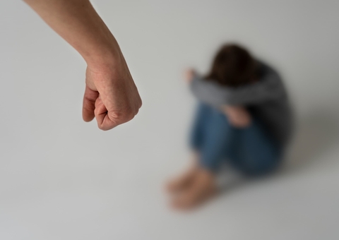 Homem engravida garota de 14 anos e tenta matá-la a facadas durante resguardo no Amazonas